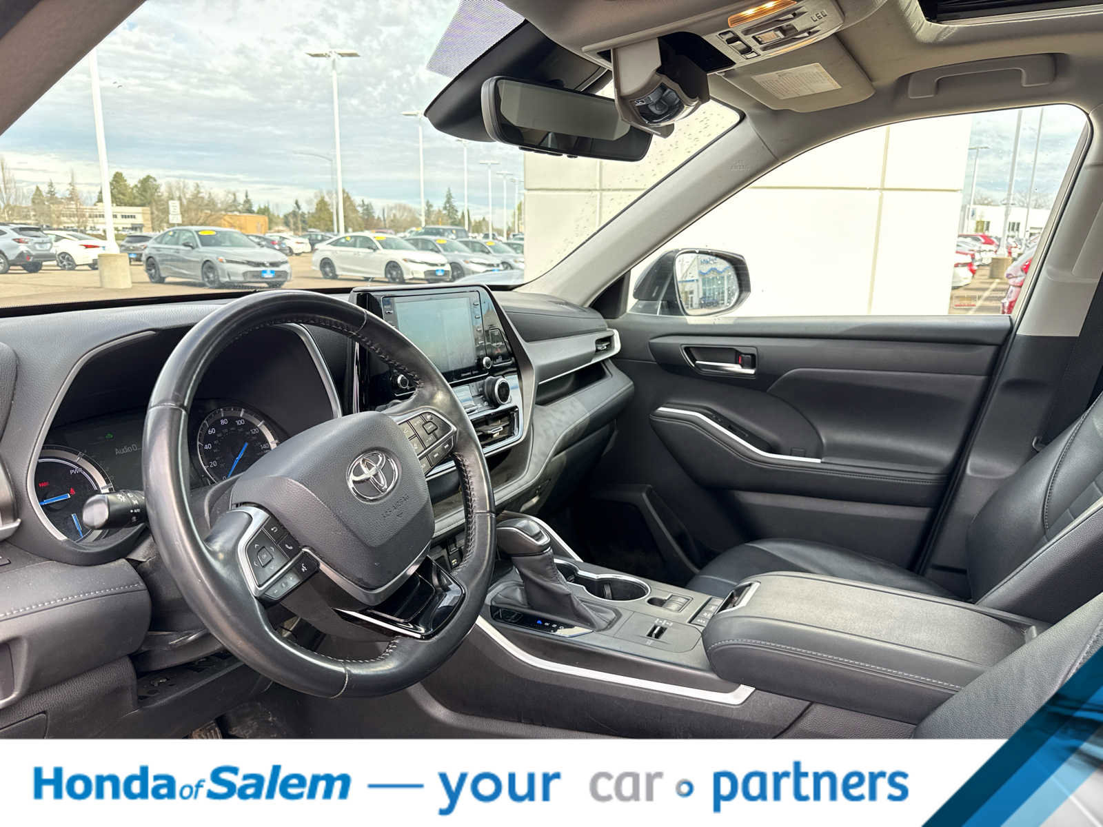 Used 2020 Toyota Highlander XLE image 2