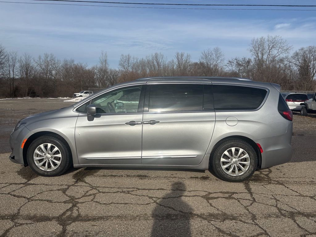 Used 2018 Chrysler Pacifica Touring-L image 2
