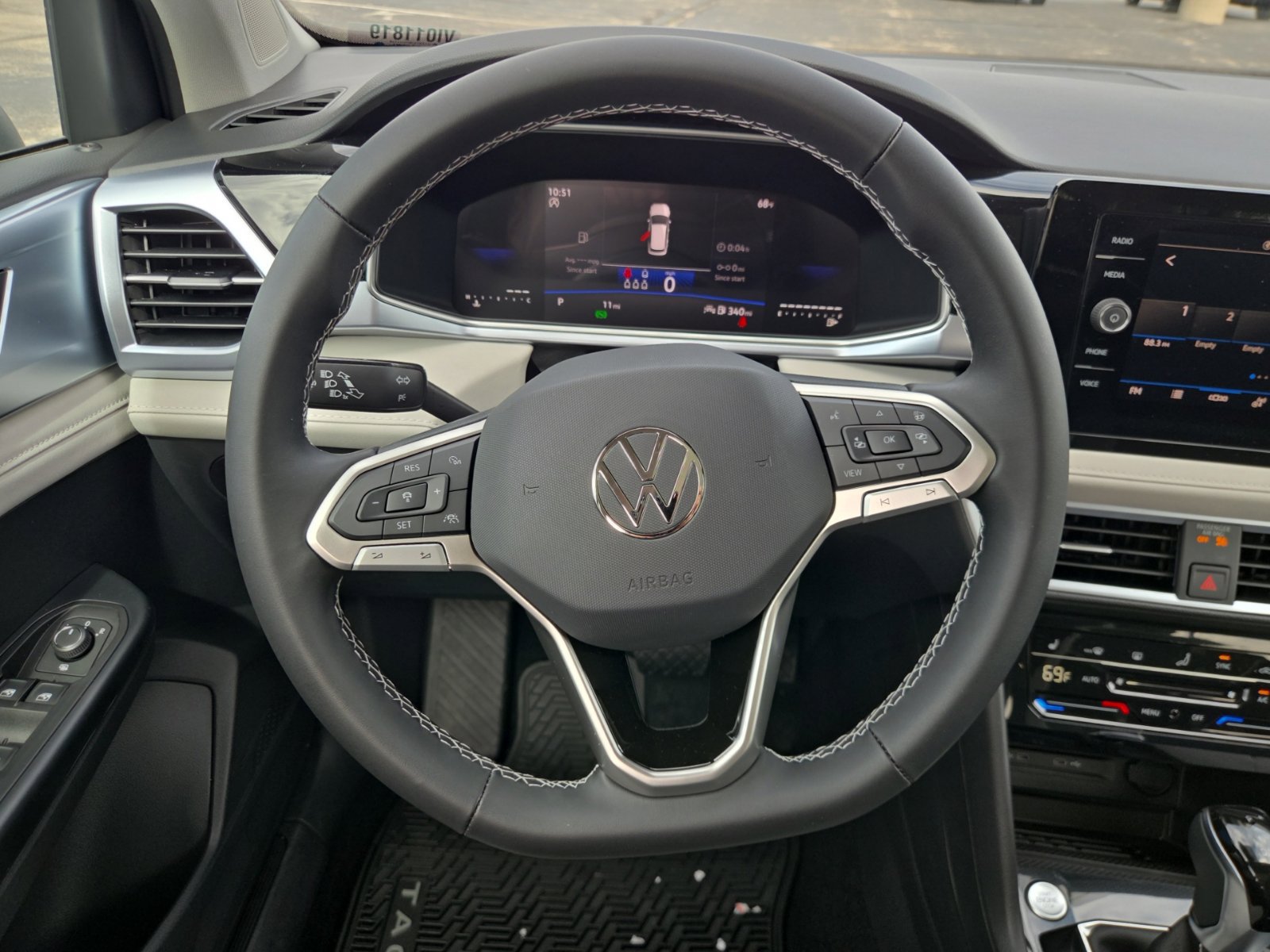New 2027 Volkswagen Taos SE FWD image 24