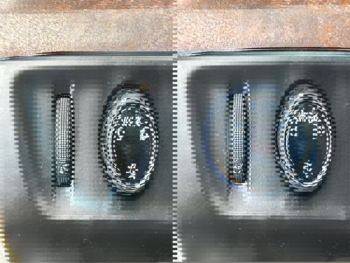 Used 2018 Cadillac Escalade Luxury image 17