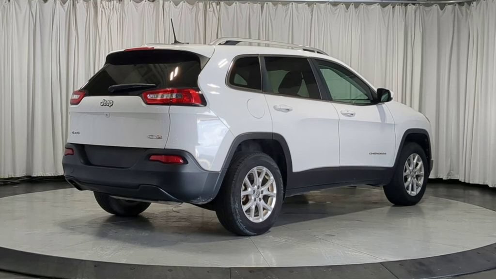 Used 2017 Jeep Cherokee Latitude w/ Comfort/Convenience Group AWD/4WD image 10