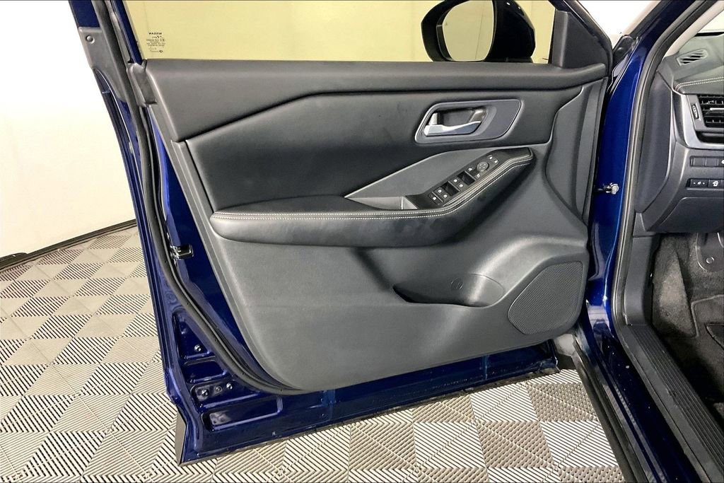 Certified 2025 Nissan Rogue SV FWD image 21