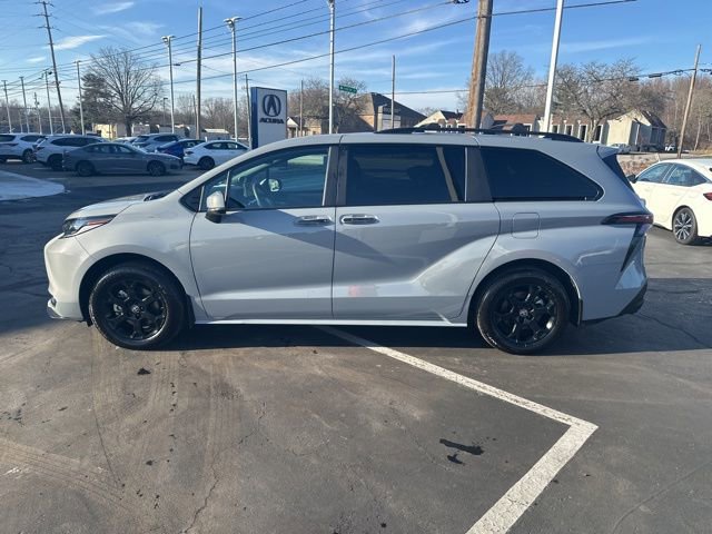Used 2025 Toyota Sienna XLE Woodland Edition image 5
