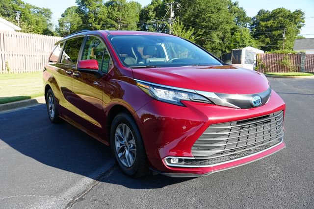 Used 2023 Toyota Sienna XLE FWD image 1