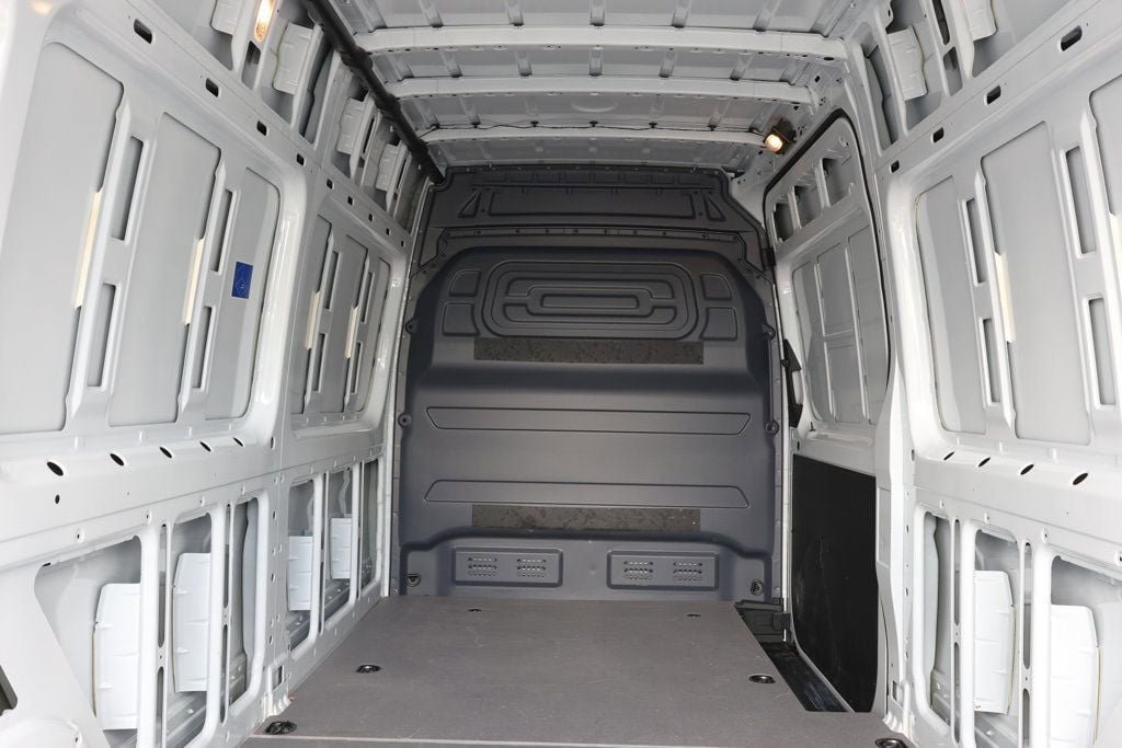 Used 2025 Mercedes-Benz Sprinter 2500 image 23