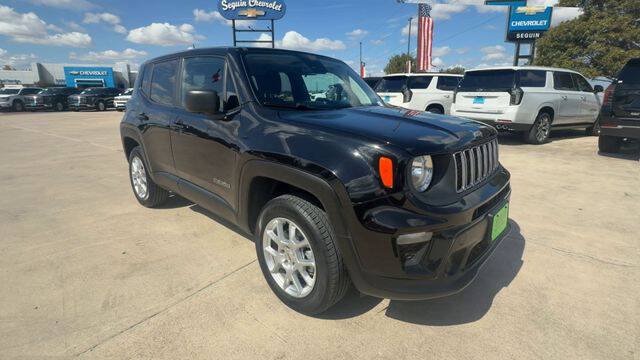 Used 2023 Jeep Renegade Latitude AWD/4WD image 2