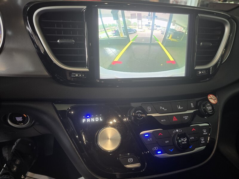 Used 2025 Chrysler Pacifica Select FWD image 25