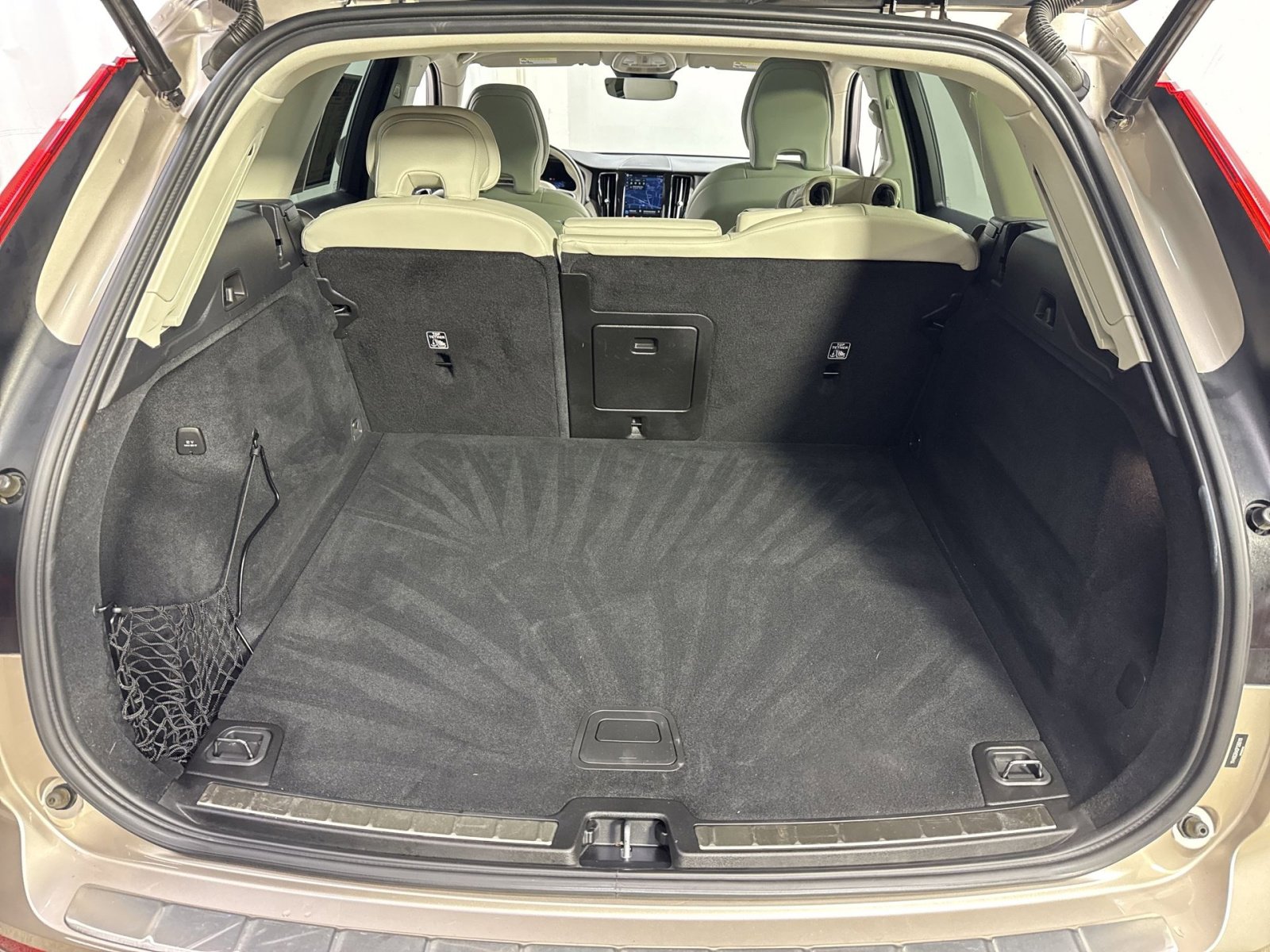 Used 2023 Volvo XC60 B6 Ultimate w/ Protection Package Premier image 30