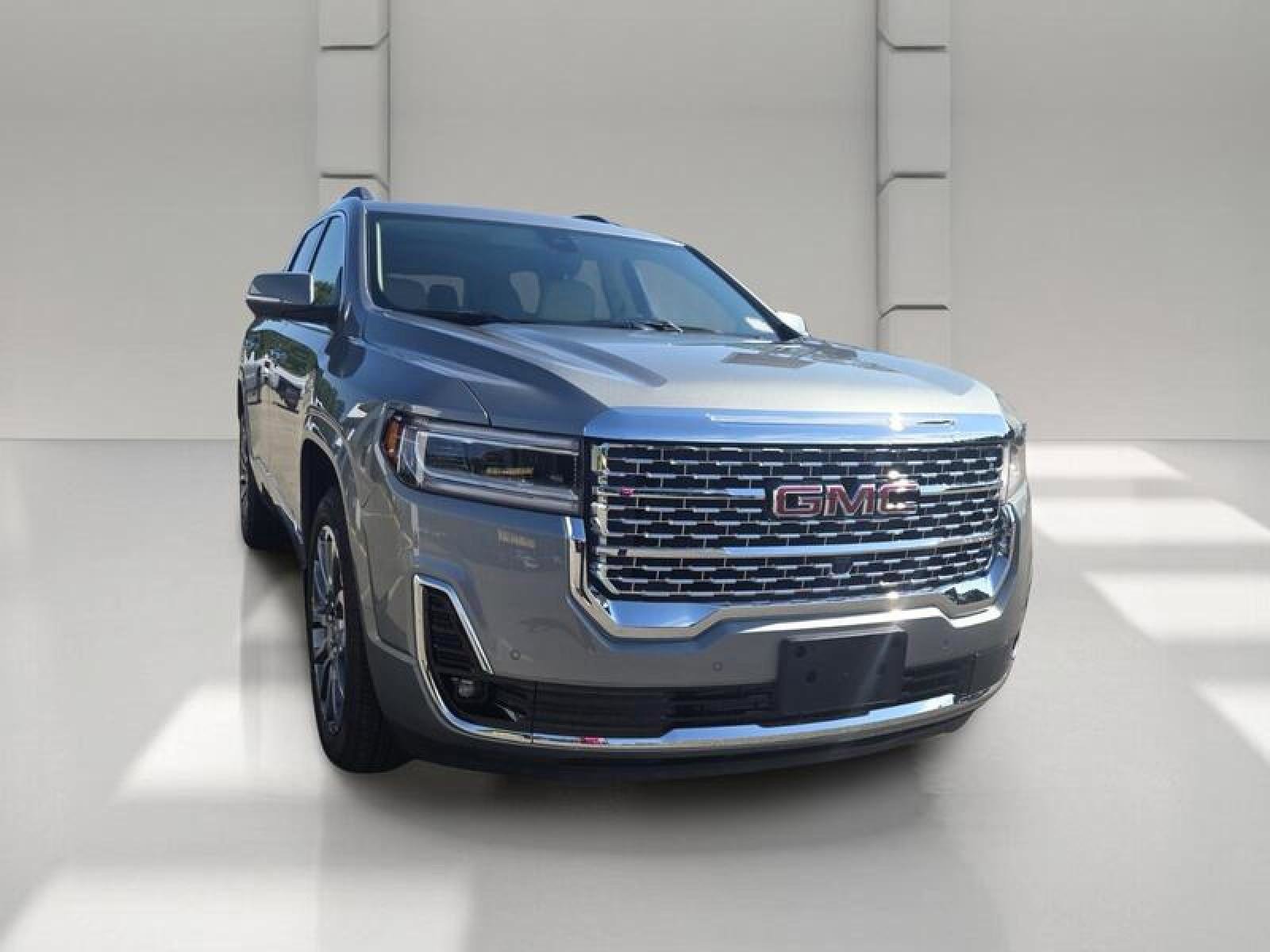 Used 2023 GMC Acadia Denali w/ Denali Ultimate Package FWD image 3
