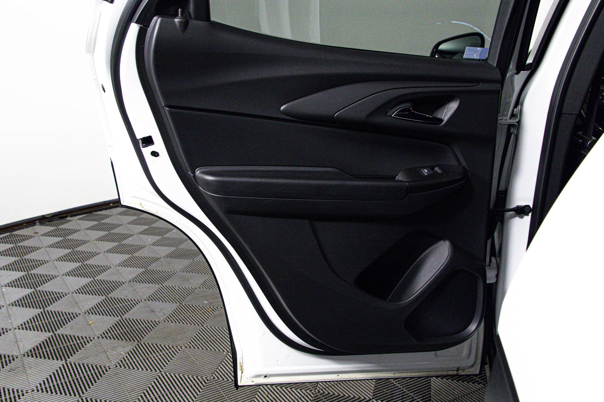 Used 2023 Chevrolet TrailBlazer RS FWD image 36