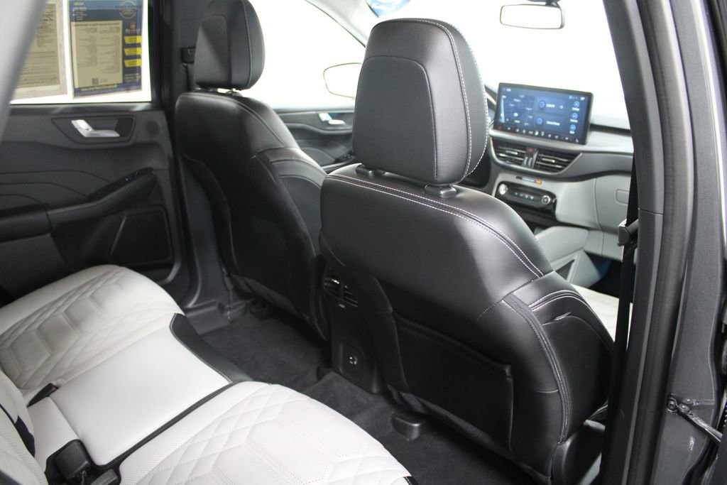 Used 2023 Ford Escape SE w/ PHEV Premium Package image 32