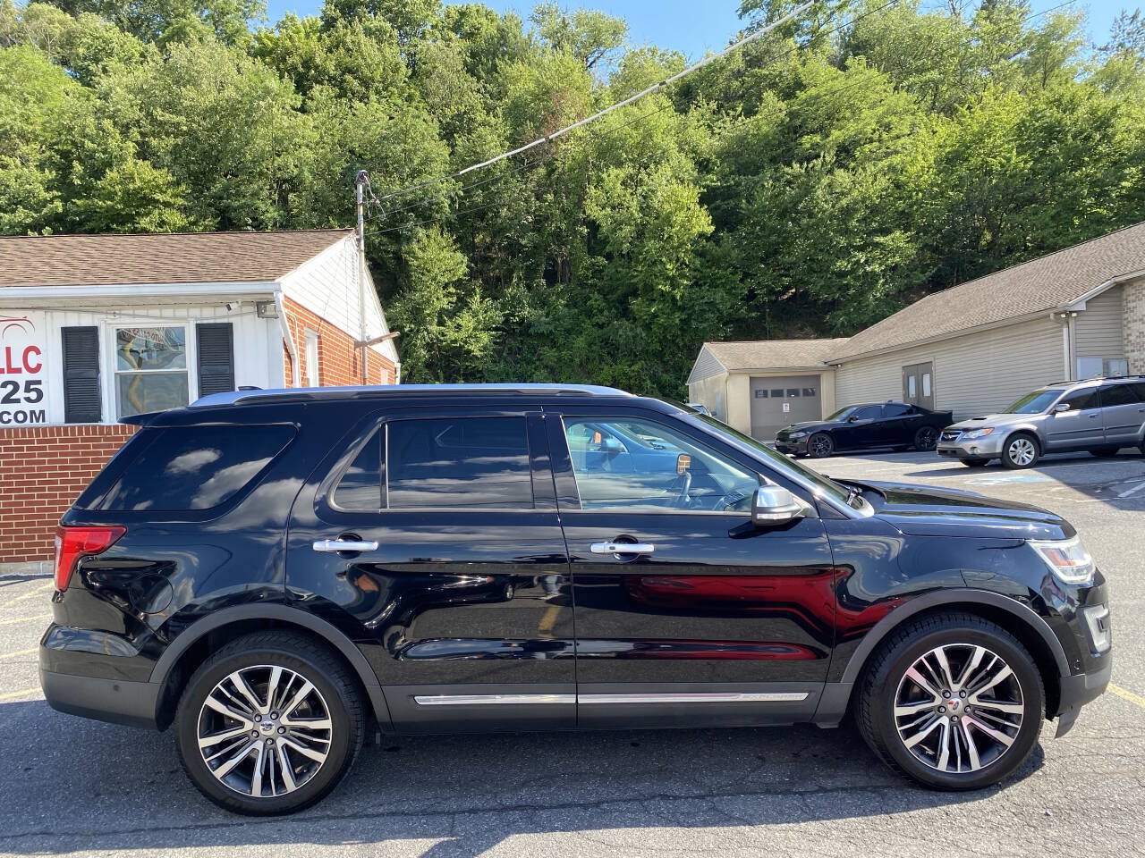 Used 2017 Ford Explorer Platinum AWD/4WD image 4