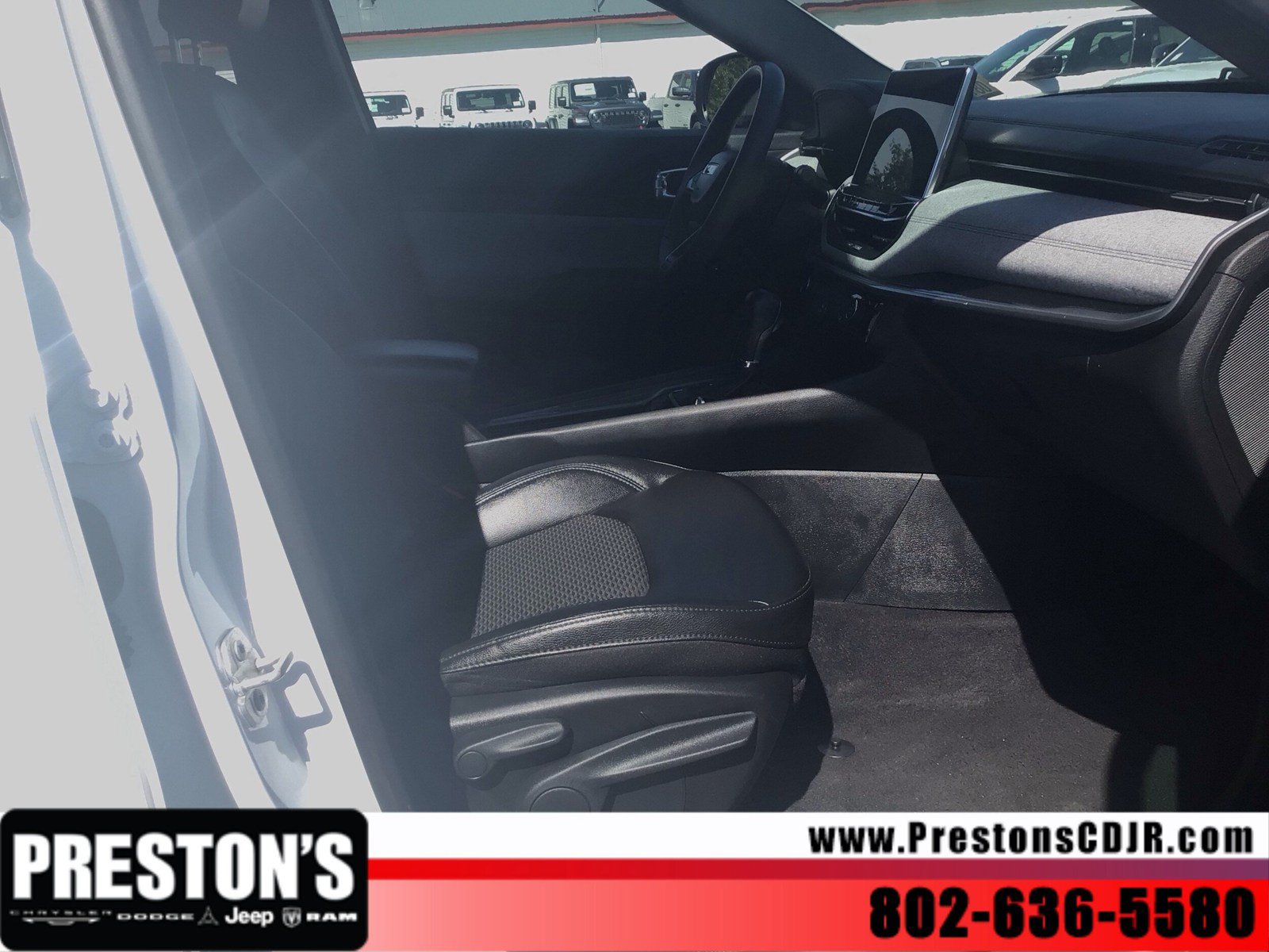 Used 2024 Jeep Compass Latitude AWD/4WD image 28