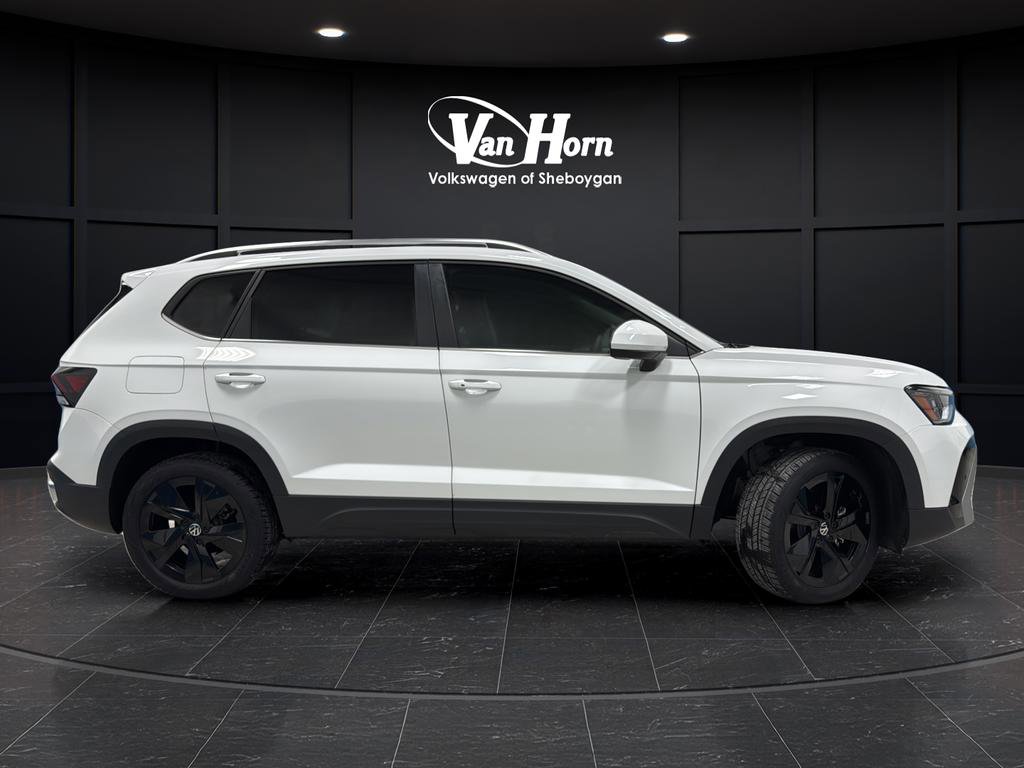 Used 2025 Volkswagen Taos SE w/ Panoramic Sunroof Package image 2