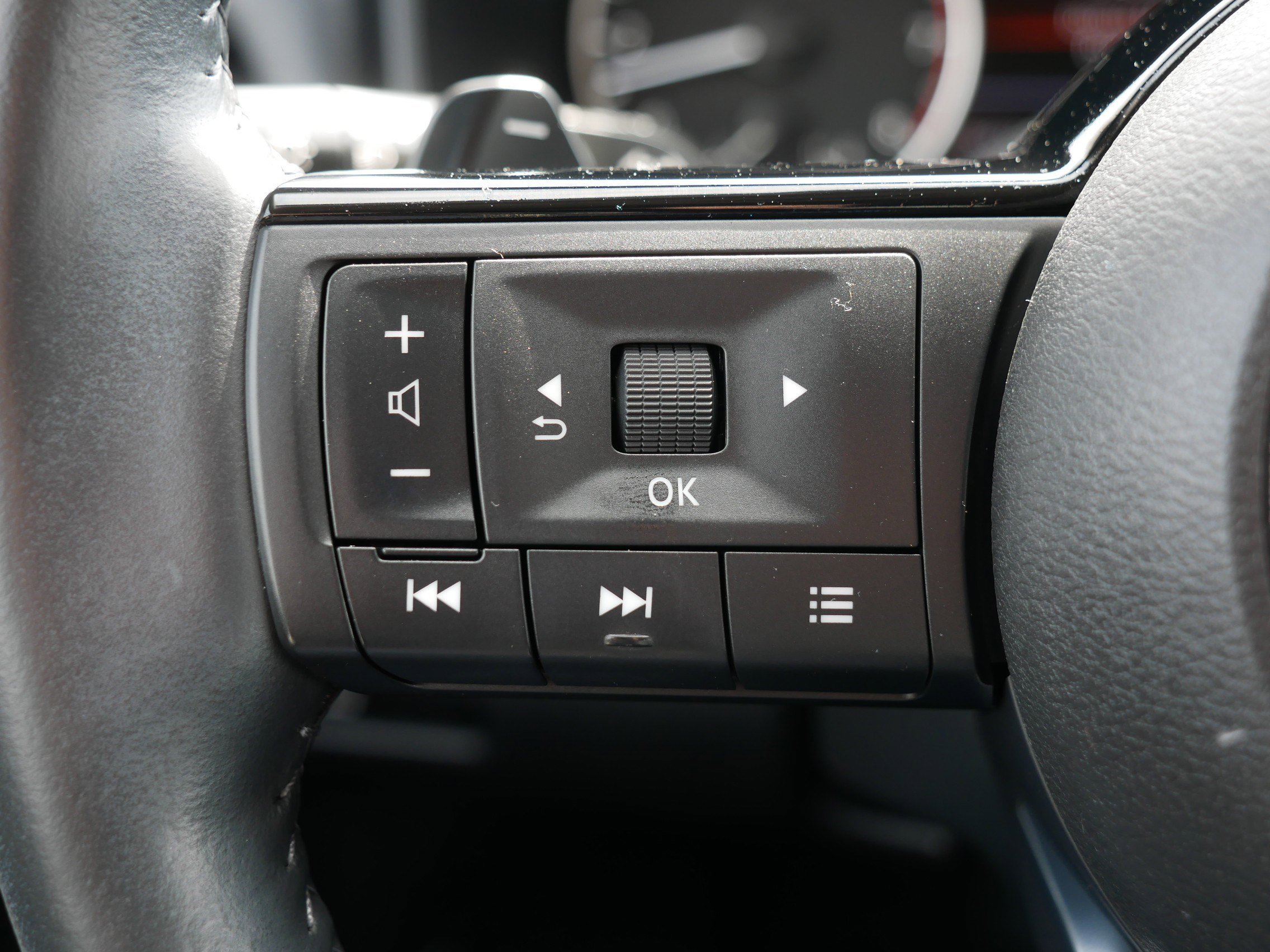 Used 2023 Nissan Rogue SL w/ SL Premium Package image 31