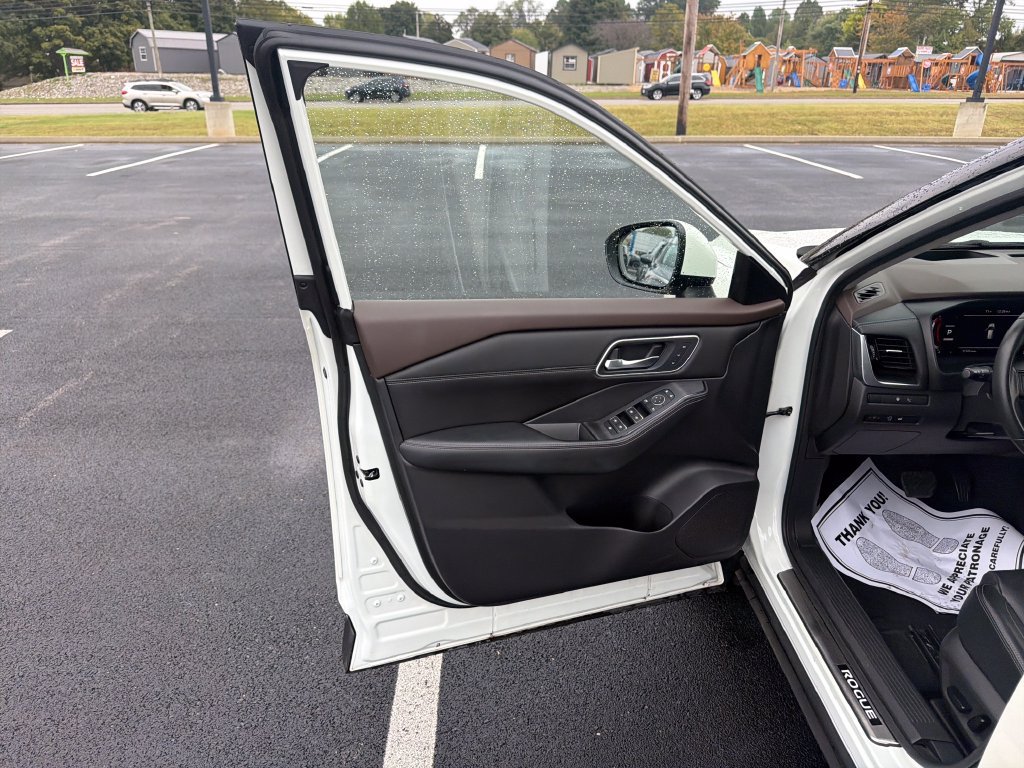 Used 2023 Nissan Rogue Platinum w/ Platinum Premium Package FWD image 14