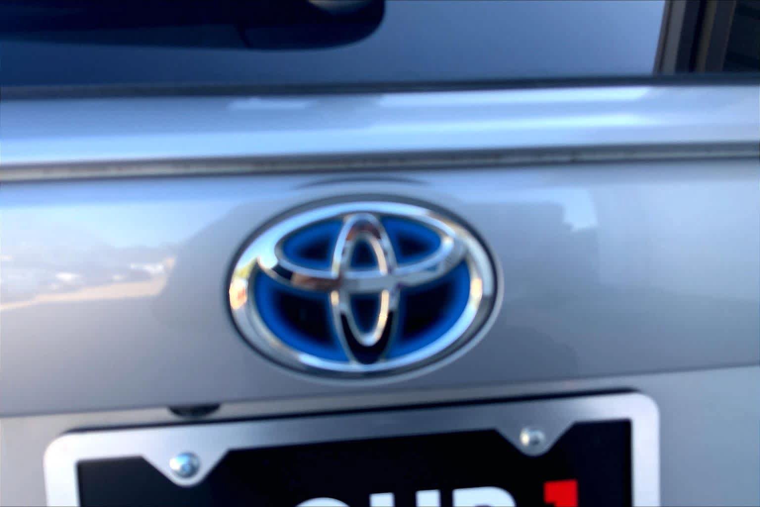 Used 2021 Toyota RAV4 XLE Premium AWD/4WD image 30