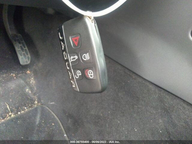 Used 2020 Jaguar F-PACE Premium image 17