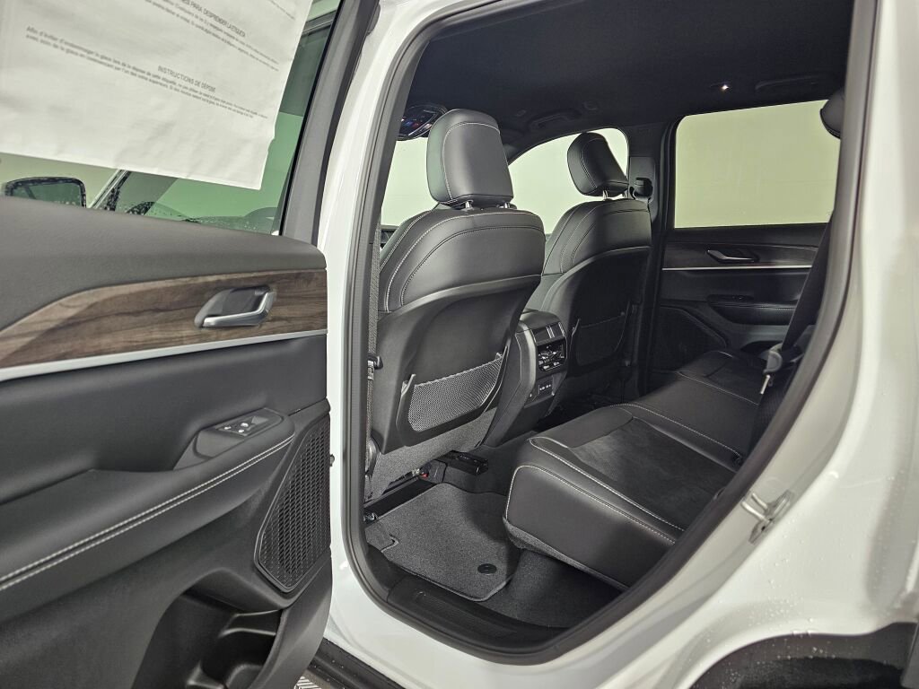 New 2026 Jeep Grand Cherokee Altitude image 32