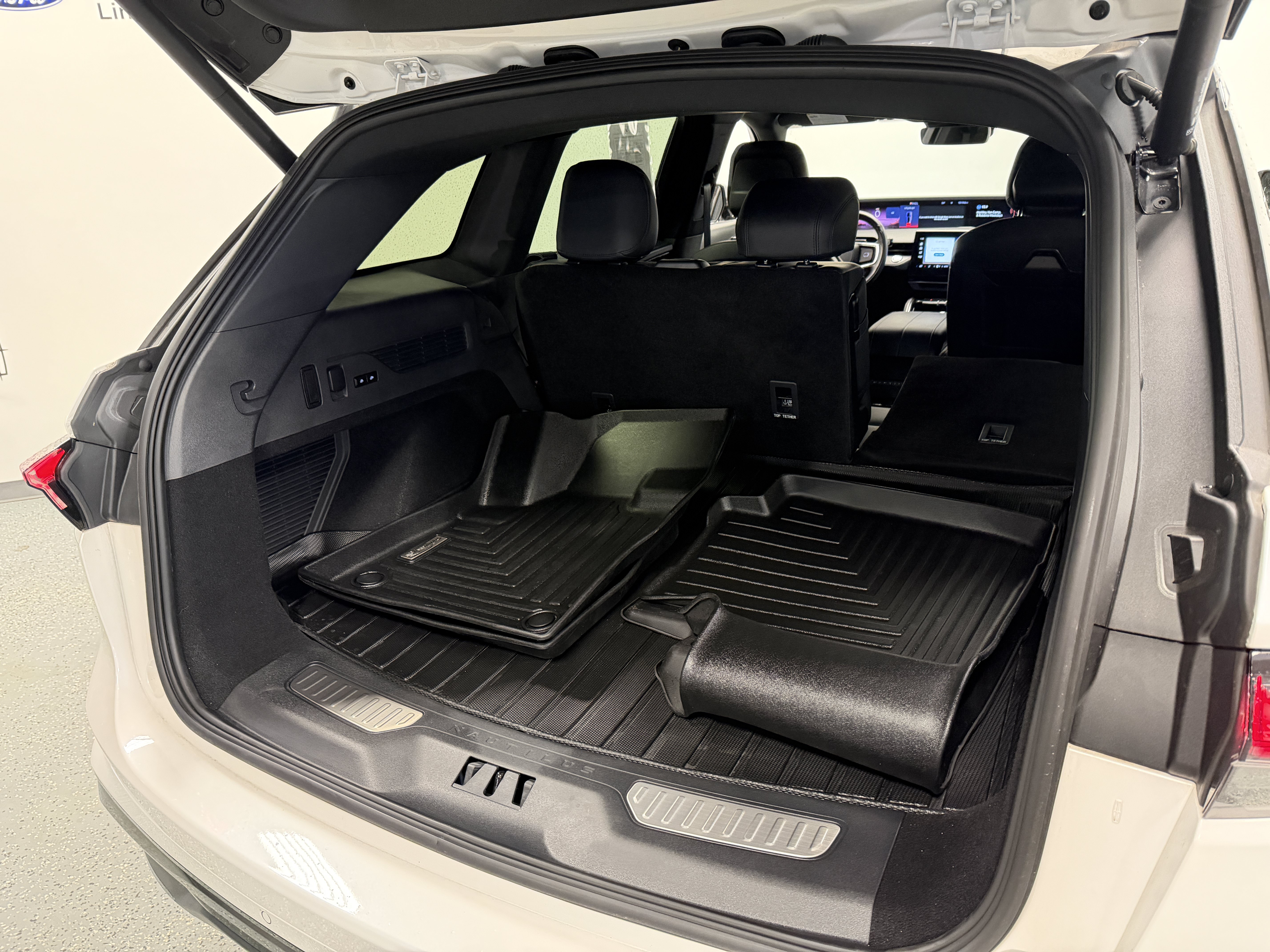 Used 2025 Lincoln Nautilus Premier w/ Jet Appearance Package AWD/4WD image 24