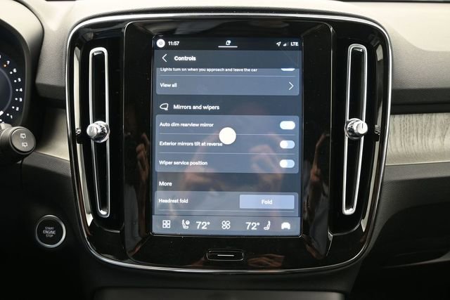 New 2026 Volvo XC40 B4 Core w/ Climate Package FWD image 17