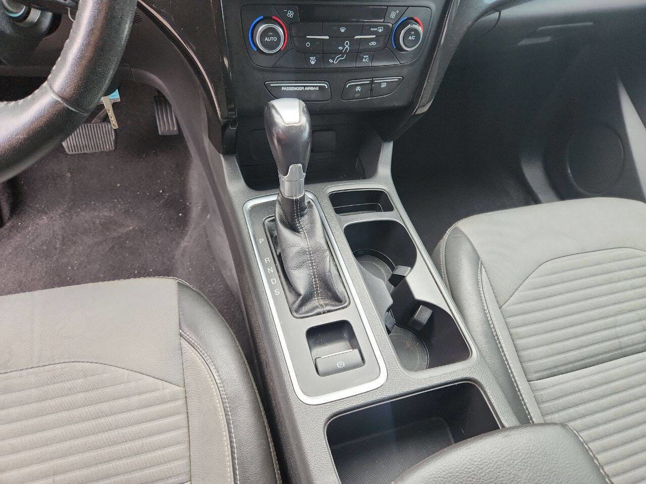 Used 2017 Ford Escape SE w/ SE Sport Appearance Package image 17