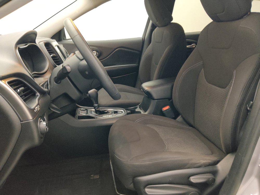 Used 2019 Jeep Cherokee Latitude w/ Popular Appearance Group FWD image 17