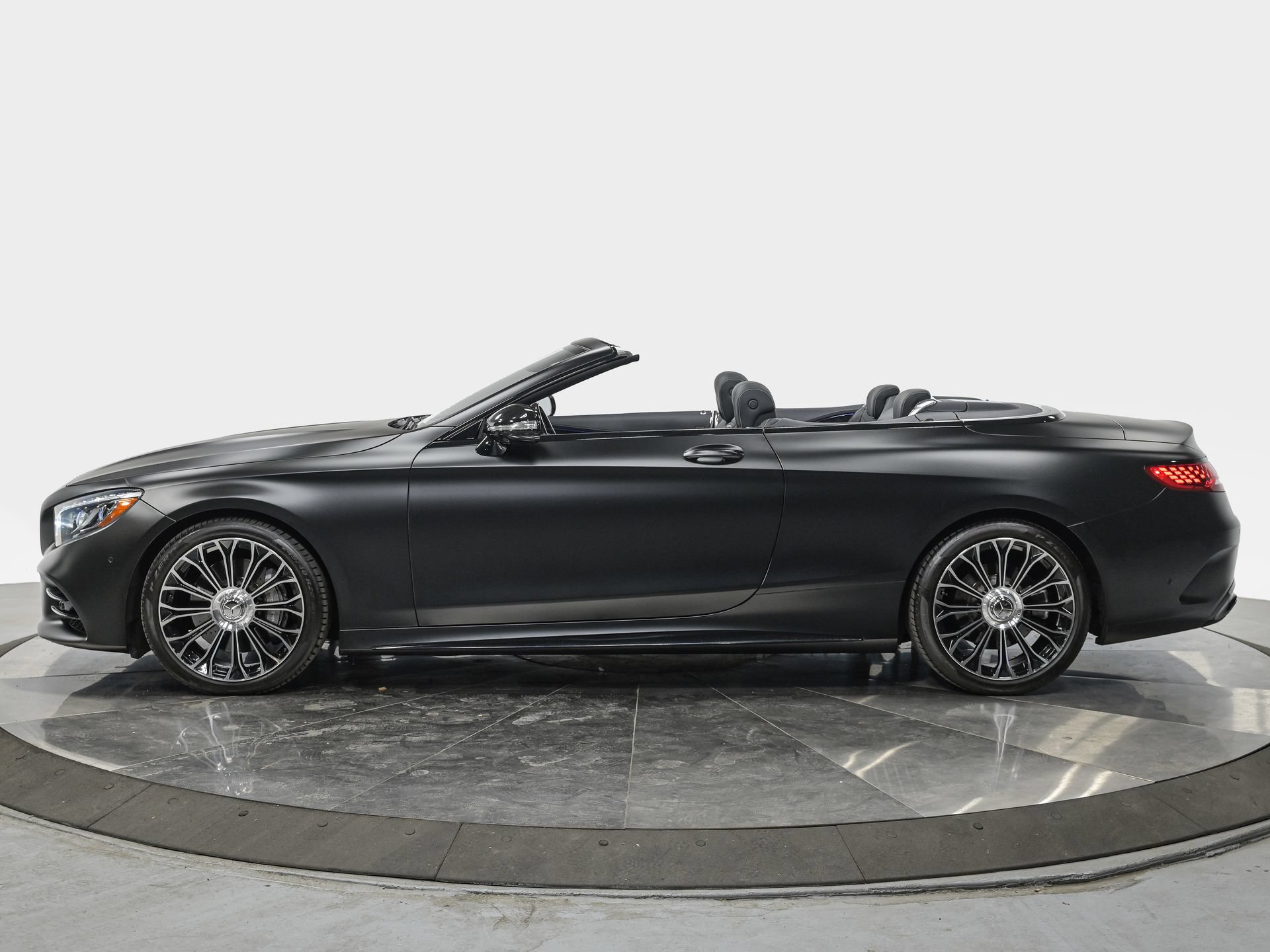 Used 2018 Mercedes-Benz S 560 Cabriolet image 2