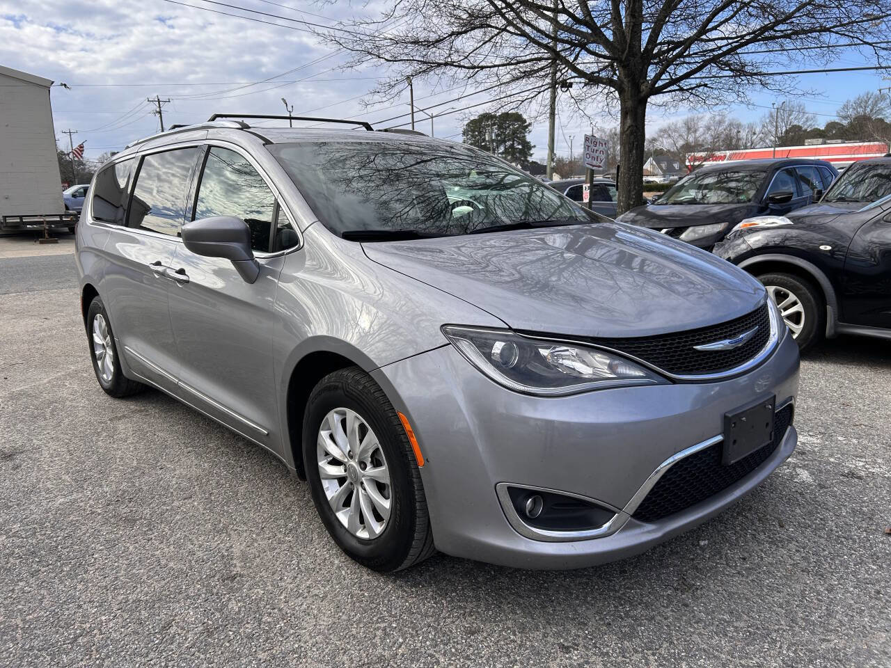 Used 2019 Chrysler Pacifica Touring-L FWD image 2