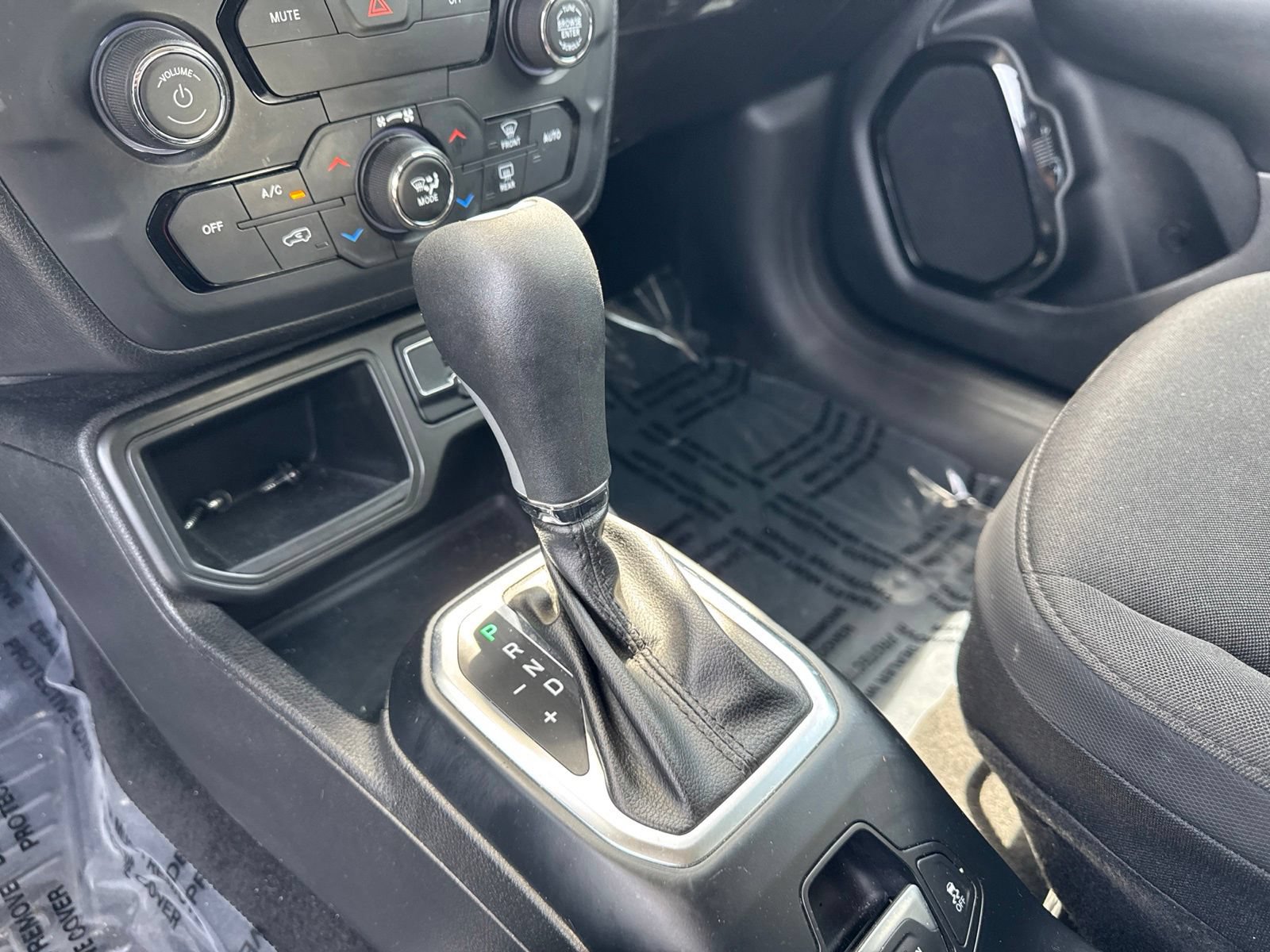 Used 2018 Jeep Renegade Altitude w/ Cold Weather Group FWD image 25