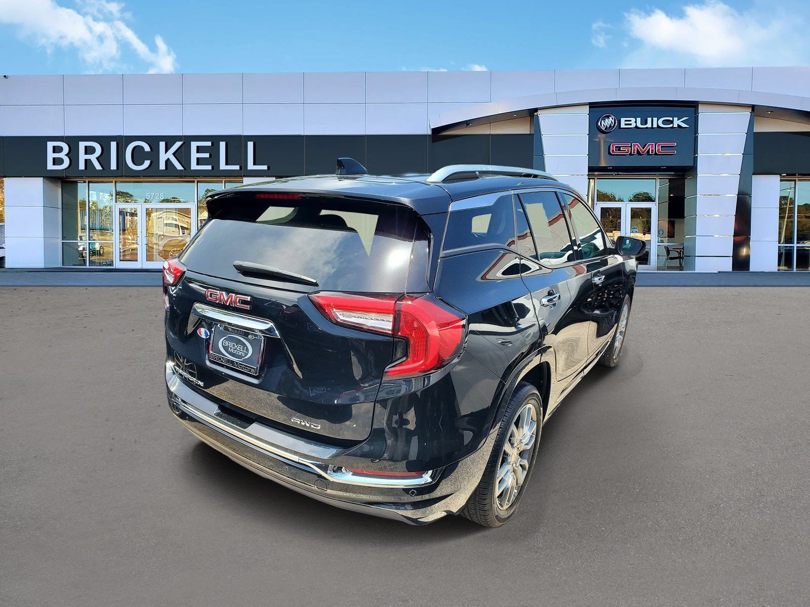 Used 2024 GMC Terrain Denali w/ Denali Premium Package AWD/4WD image 3