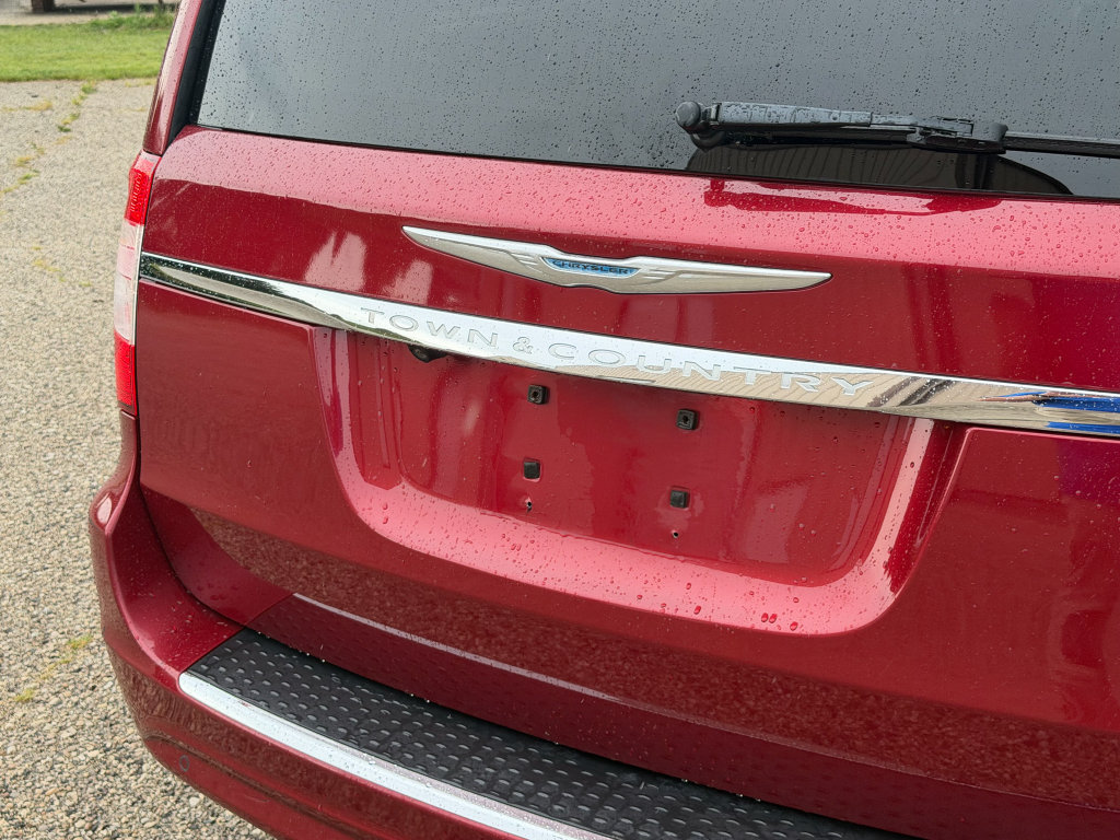 Used 2012 Chrysler Town & Country Touring-L w/ Driver Convenience Group FWD image 12