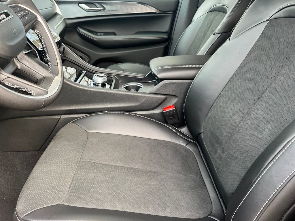 New 2025 Jeep Grand Cherokee Altitude image 21