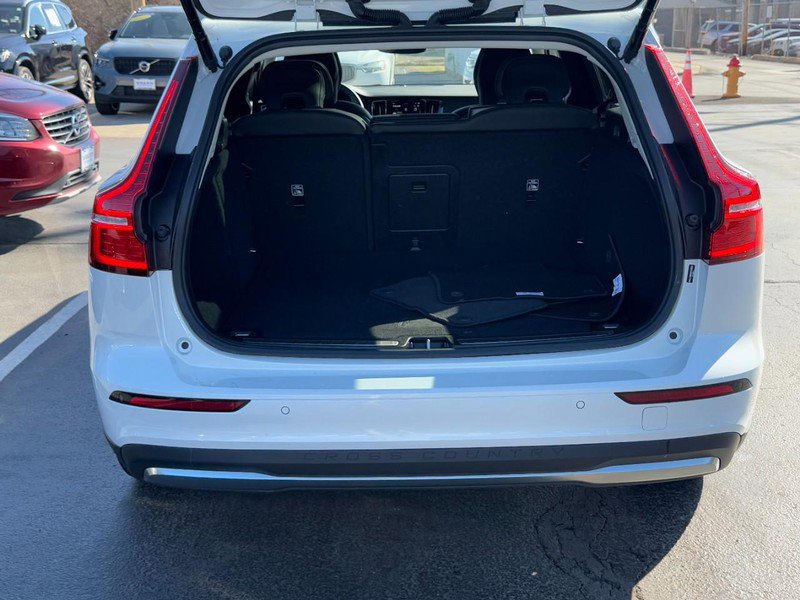 Certified 2025 Volvo V60 B5 Cross Country Plus image 5