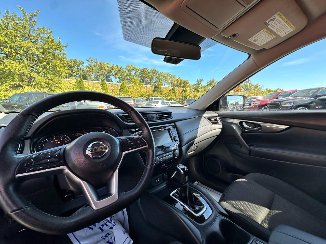 Used 2020 Nissan Rogue SV image 10