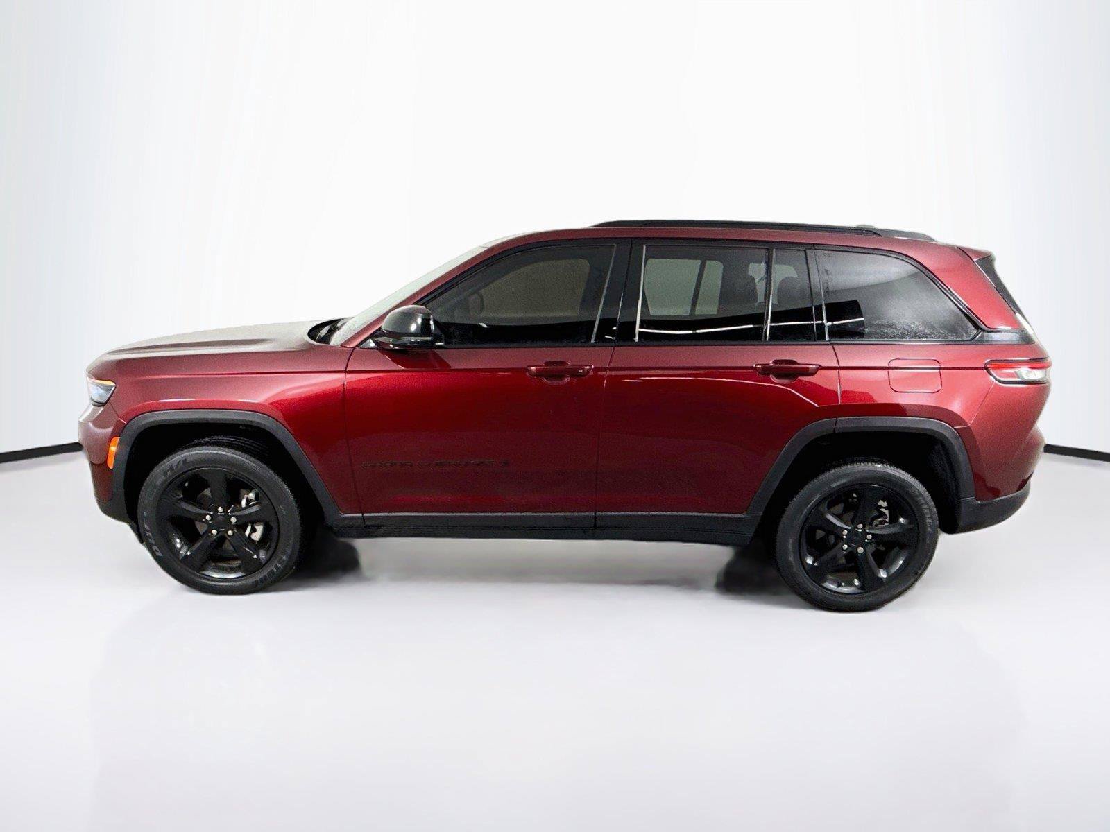 Used 2023 Jeep Grand Cherokee Altitude RWD image 2