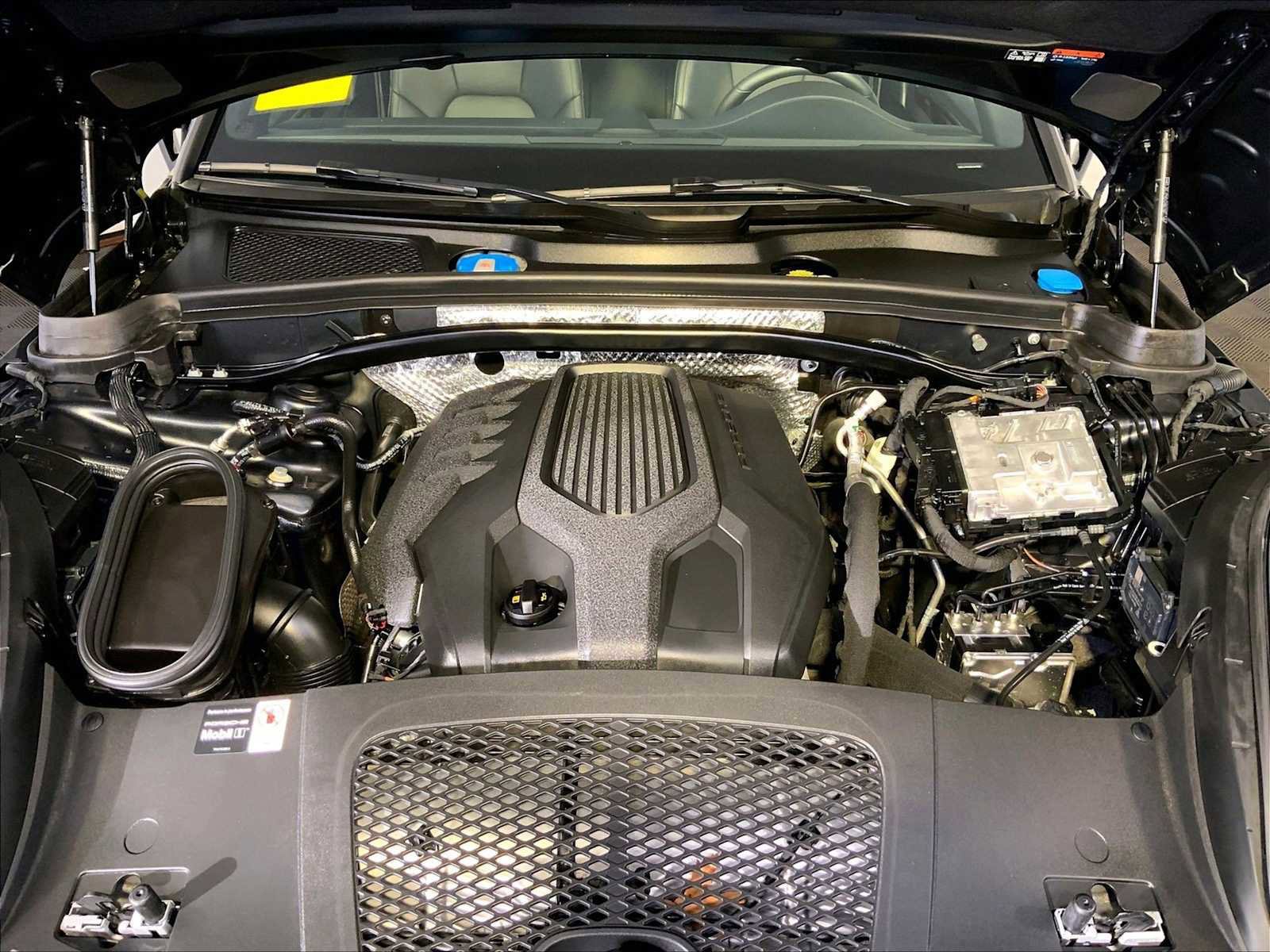 Certified 2025 Porsche Macan image 32