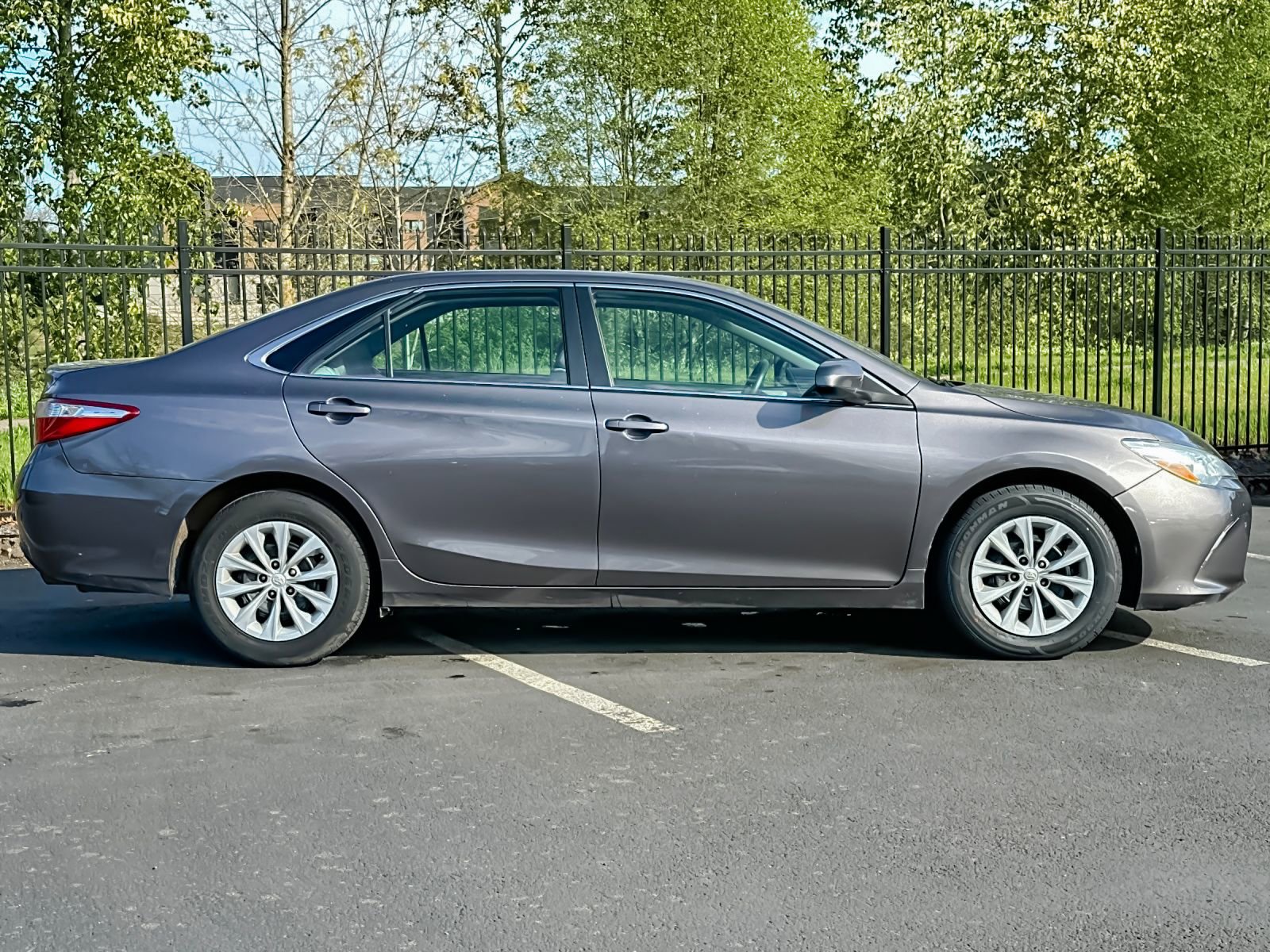 Used 2016 Toyota Camry LE image 2