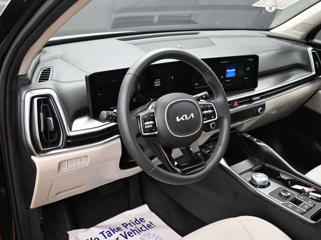 Used 2025 Kia Sorento EX w/ EX Panoramic Sunroof Package image 19