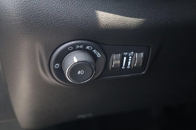 Used 2025 Jeep Compass Trailhawk AWD/4WD image 12