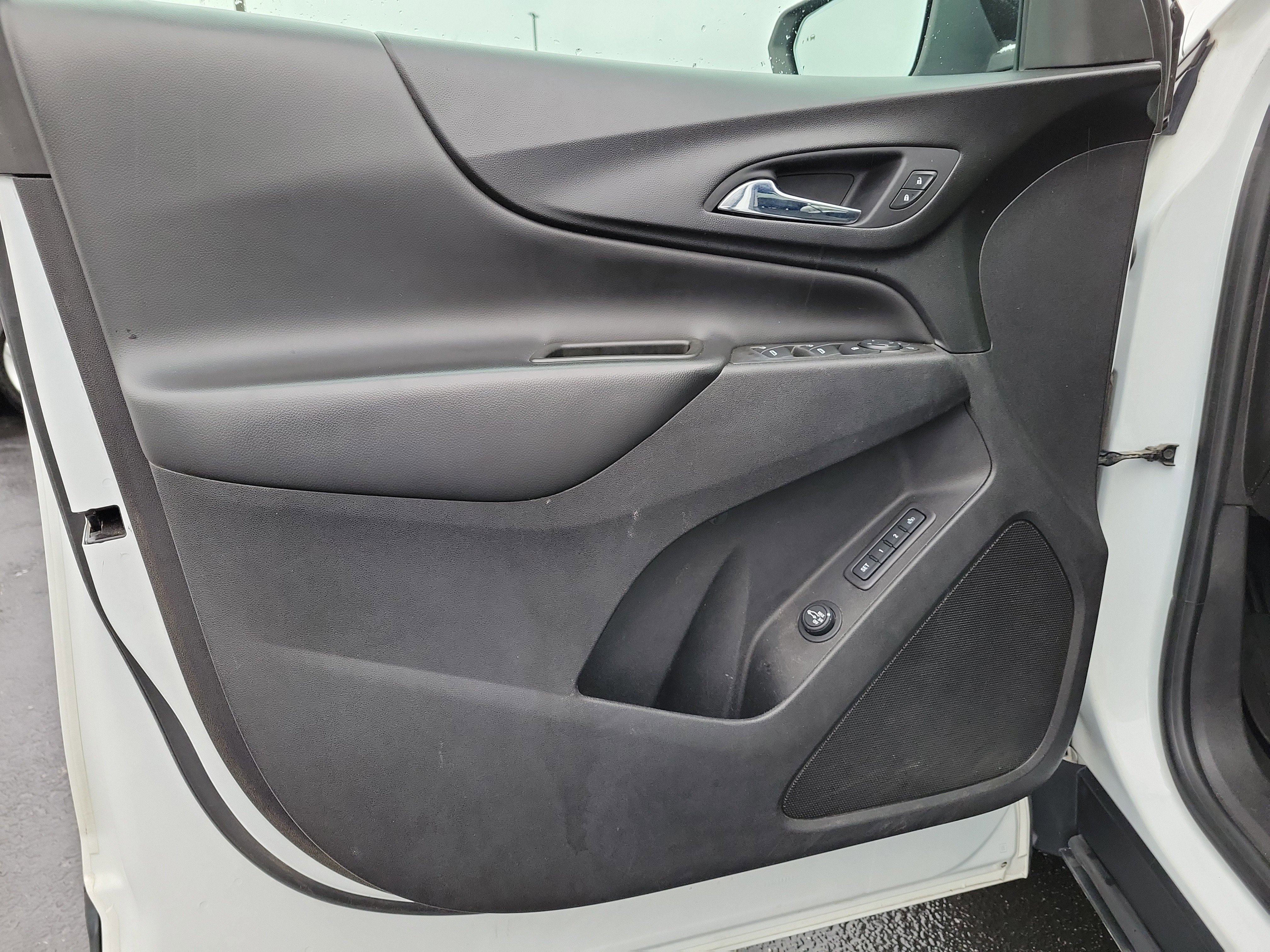 Used 2020 Chevrolet Equinox LT w/ Sport Edition image 16