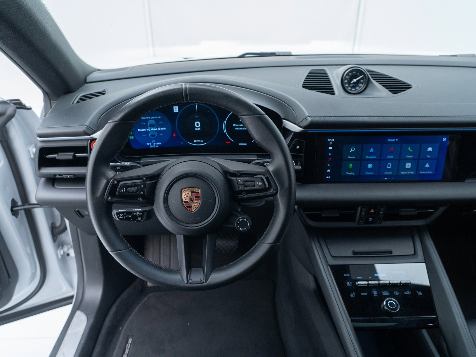 Certified 2025 Porsche Macan Electric image 33