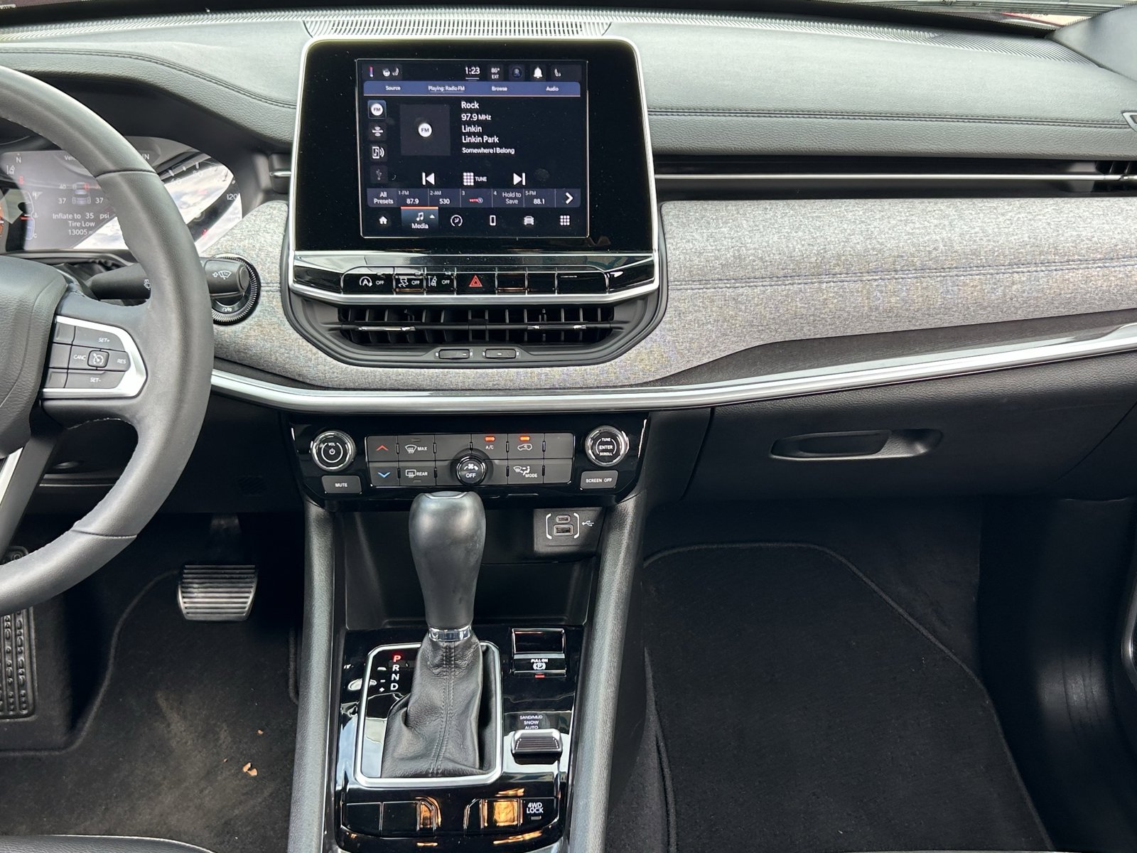 Used 2025 Jeep Compass Latitude AWD/4WD image 17