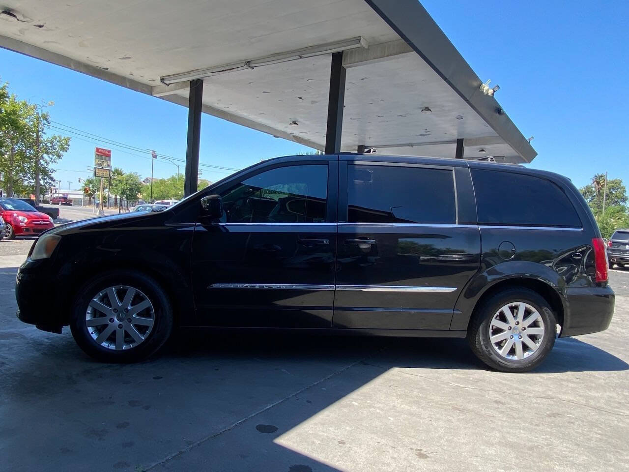 Used 2014 Chrysler Town & Country Touring FWD image 8
