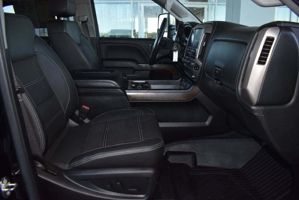 Used 2018 GMC Sierra 3500 Denali w/ Duramax Plus Package AWD/4WD image 4