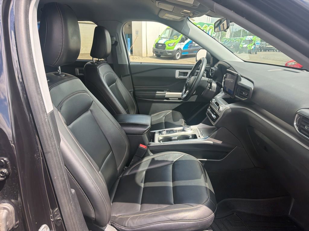Used 2022 Ford Explorer XLT w/ Equipment Group 202A AWD/4WD image 33