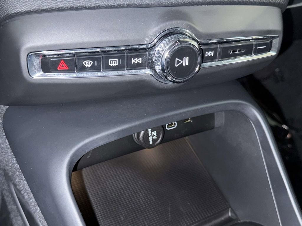 Used 2023 Volvo XC40 B4 Core w/ Convenience Package FWD image 24