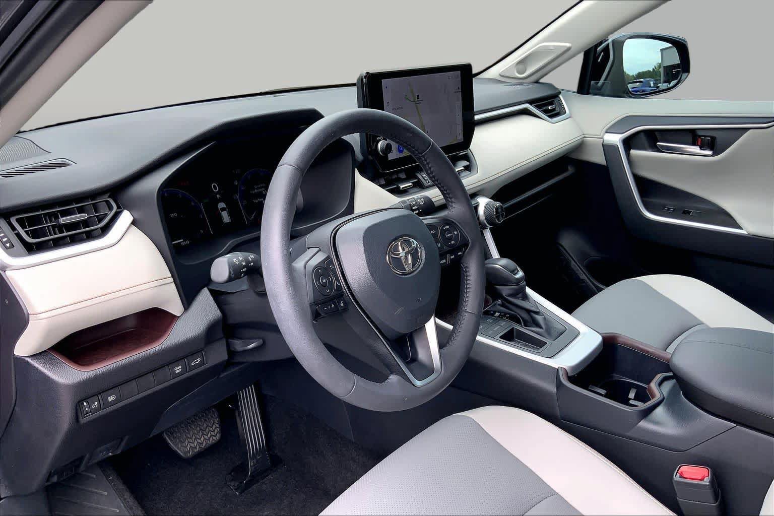 Used 2025 Toyota RAV4 Limited FWD image 18