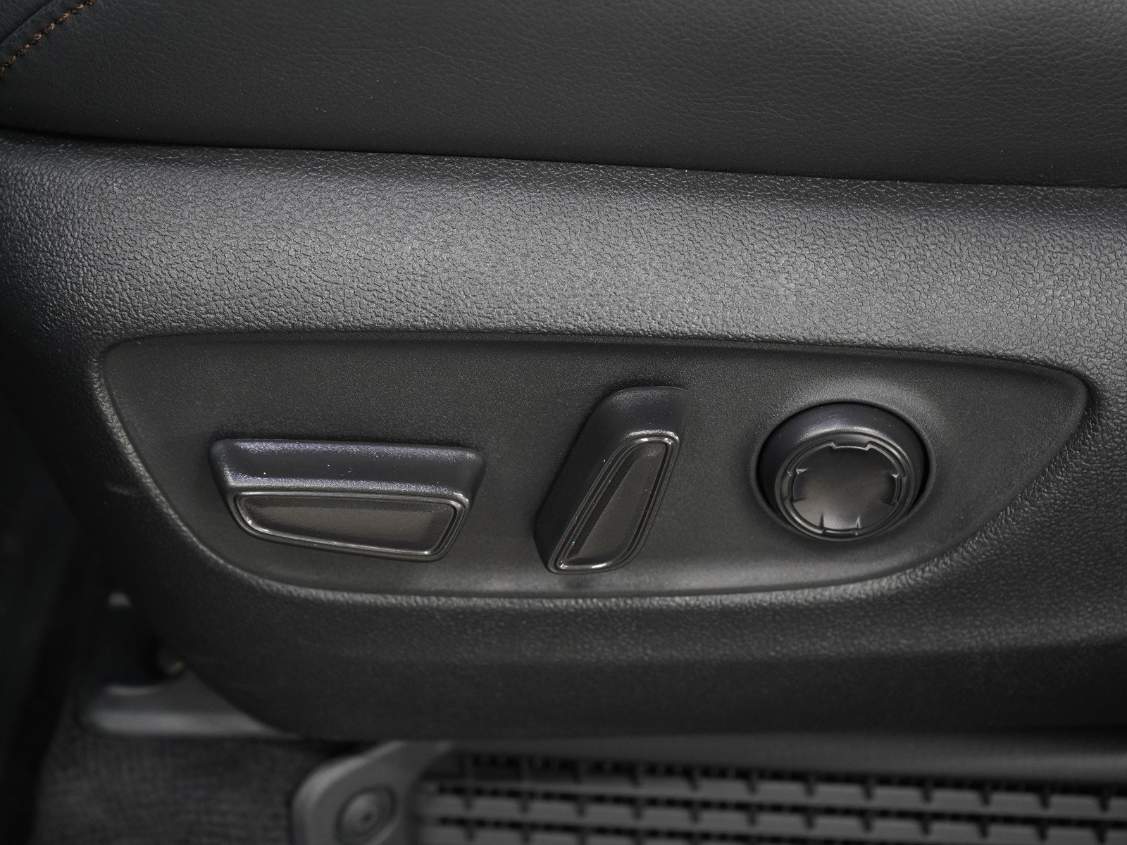 Used 2025 Toyota Sienna Platinum image 30