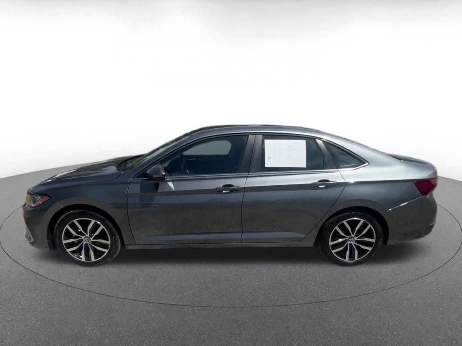 Used 2025 Volkswagen Jetta SE image 9